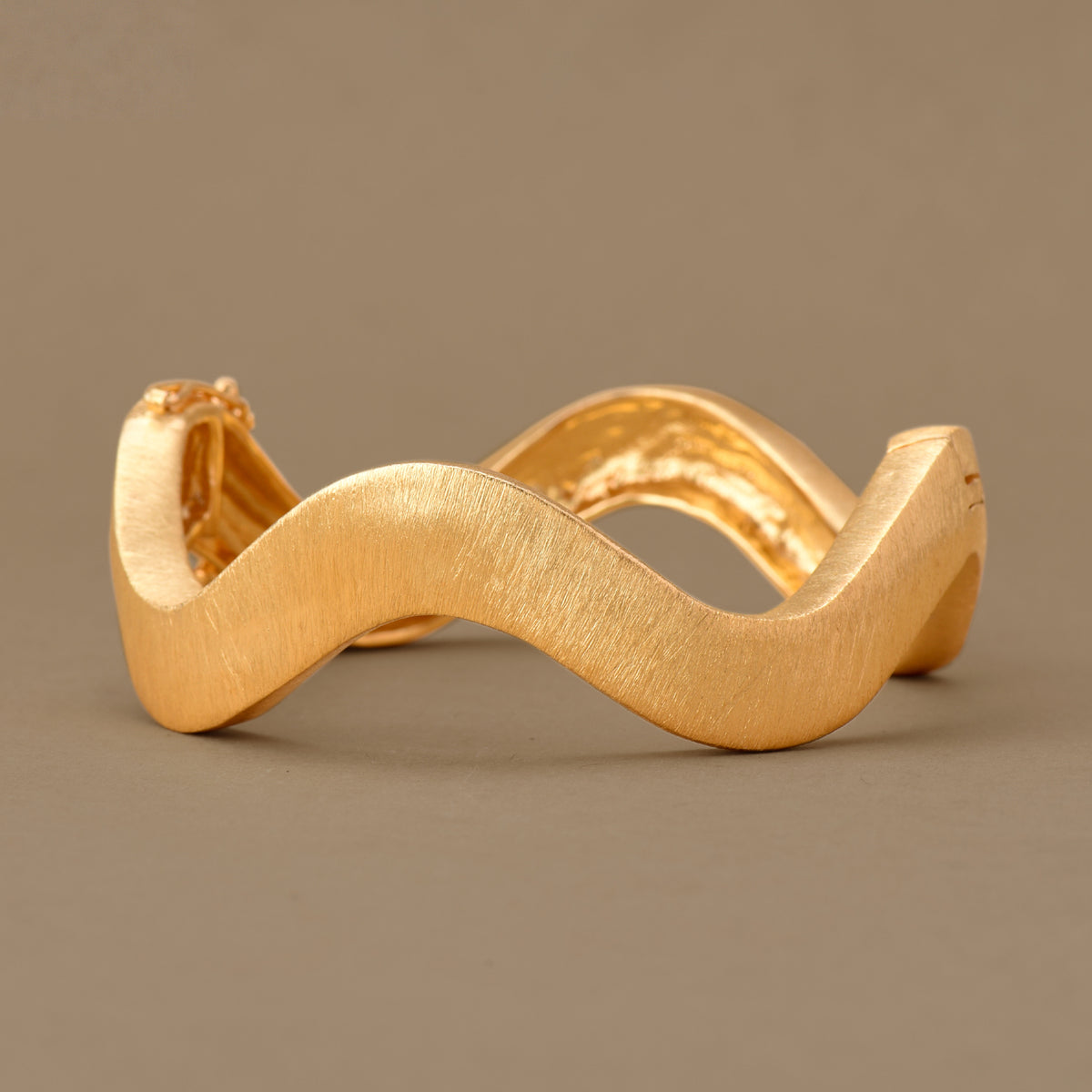 TEXTURED WAVY GOLDEN BANGLE